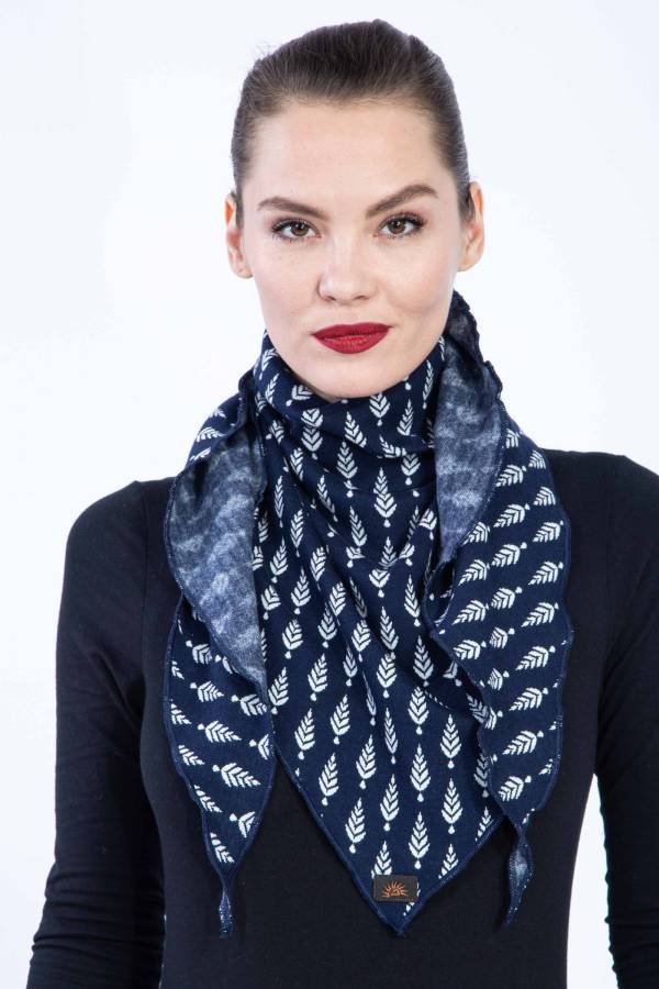 Triangular scarf made from organic GOTS interlock jacquard